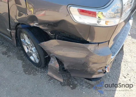 2012 Toyota Sienna Se 8 Passenger z USA, uszkodzony, nr VIN 5TDXK3DC5CS239687